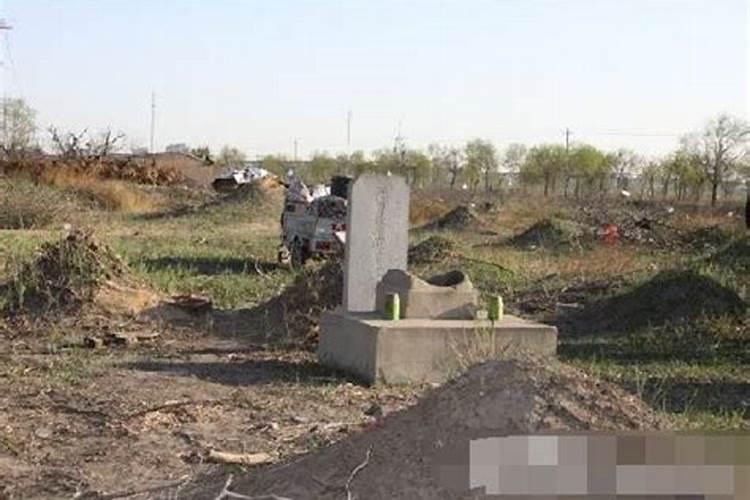 周公解梦,梦见说要迁坟,梦里见到死去外公的棺木被挖出放在舅舅家？