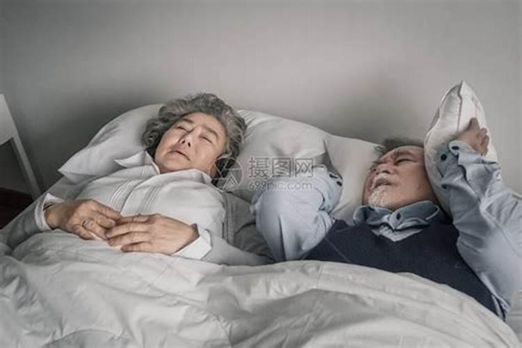 我梦到我和死去的爷爷奶奶睡在一起很开心