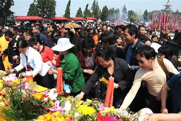 山东烟台一居委会发通告禁止上坟,这么做是否存在“一刀切”嫌疑？百度...