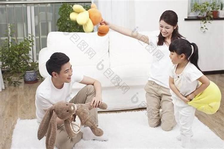 梦见自己好多的家人聚在一起很开心,我还抱了个小男孩