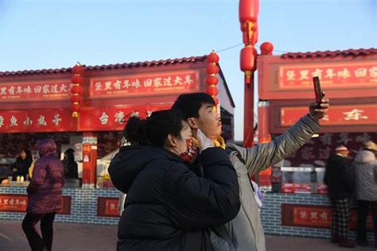林正英哪一部电影是偷僵尸王牙齿的？