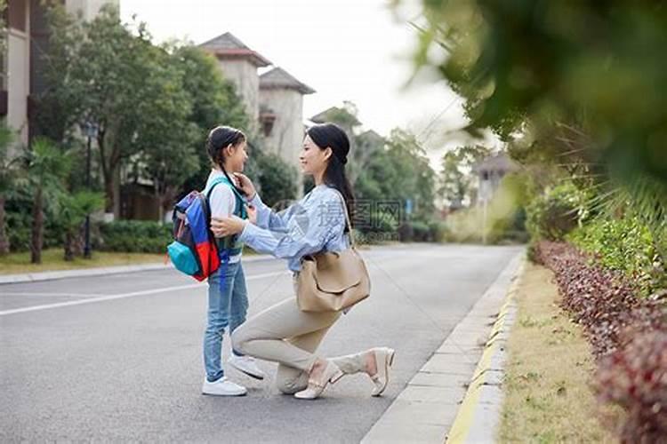 接送低年级小朋友上学的路上可以做什么？