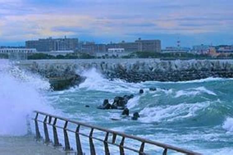 梦到大海涨潮波涛汹涌周公解梦
