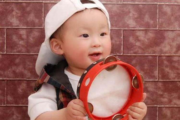 我是93年正月十五的生日 属鸡 我女朋友 属蛇腊月的生日 请问她比我打...