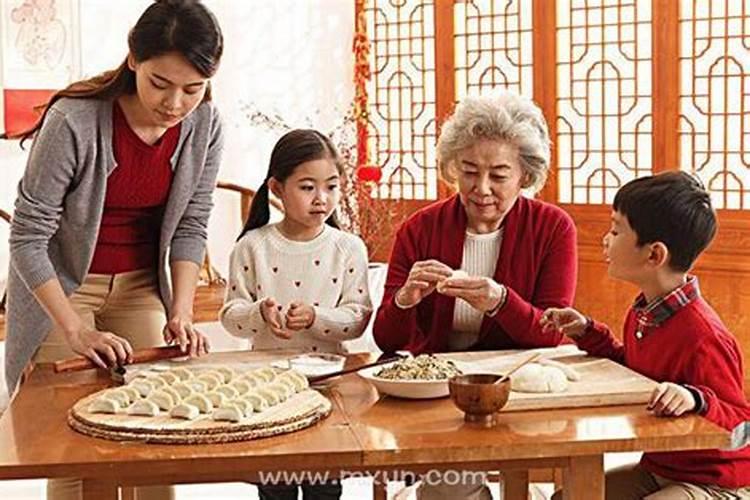 梦见家里很多人包饺子的预兆