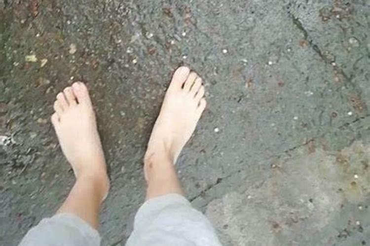 梦见和女人牵手走路的预兆