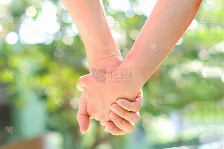 梦见和女生牵手走路