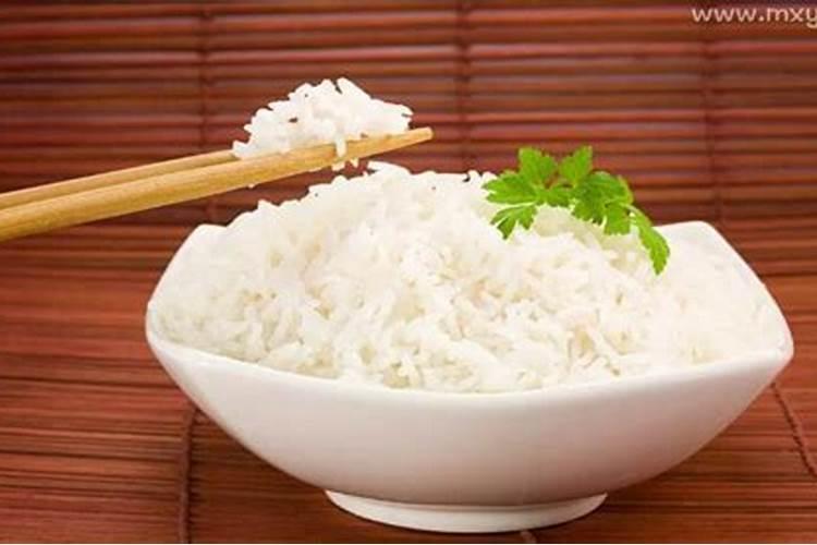 梦见和很多人一起吃白事的饭