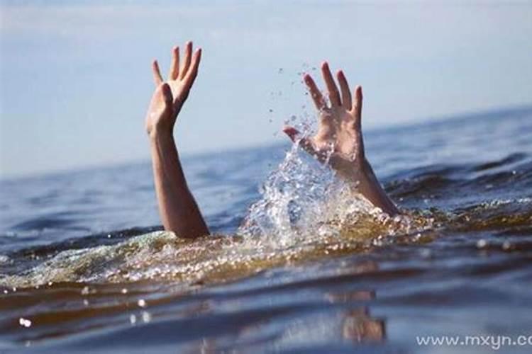 梦见别人掉进海里淹死的预兆