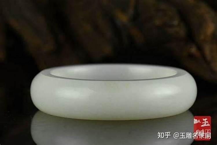 梦见玉镯子断了好几段