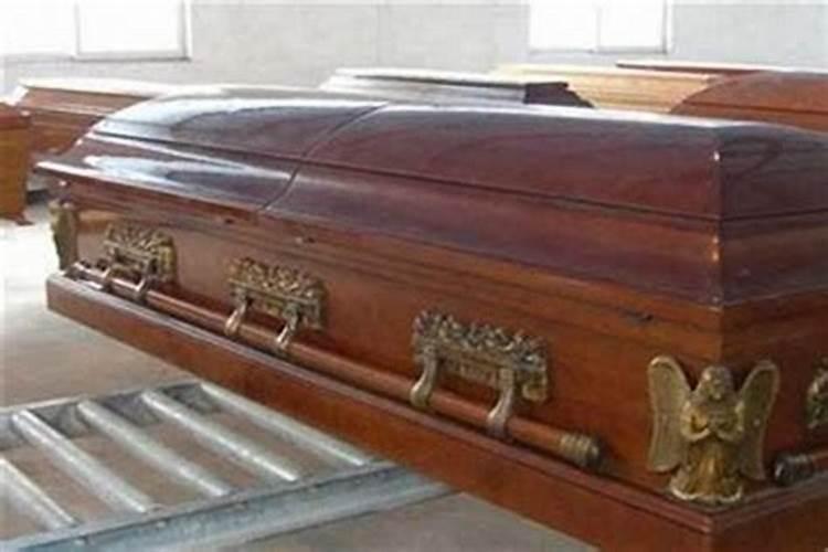 梦见舅舅快要死了,从我自己家里抬了棺材出来,舅舅自己打开棺材盖,跟 ...