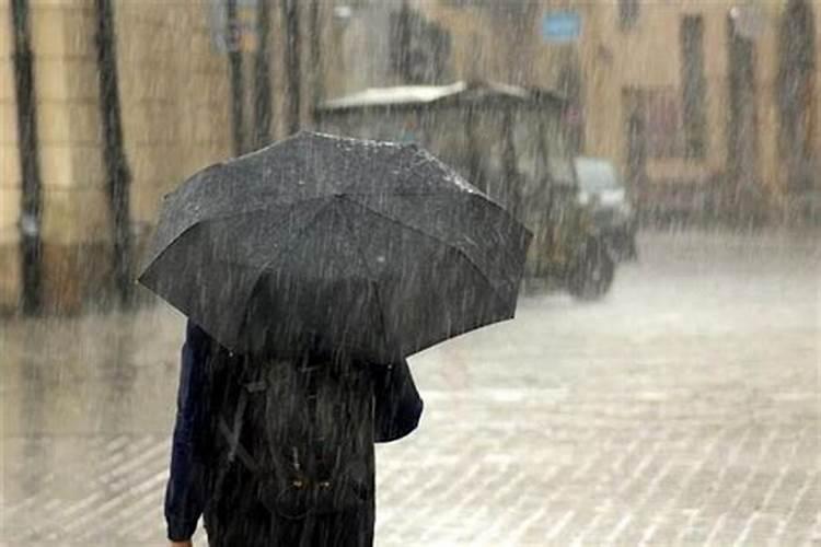 梦见要出门下大雨的预兆