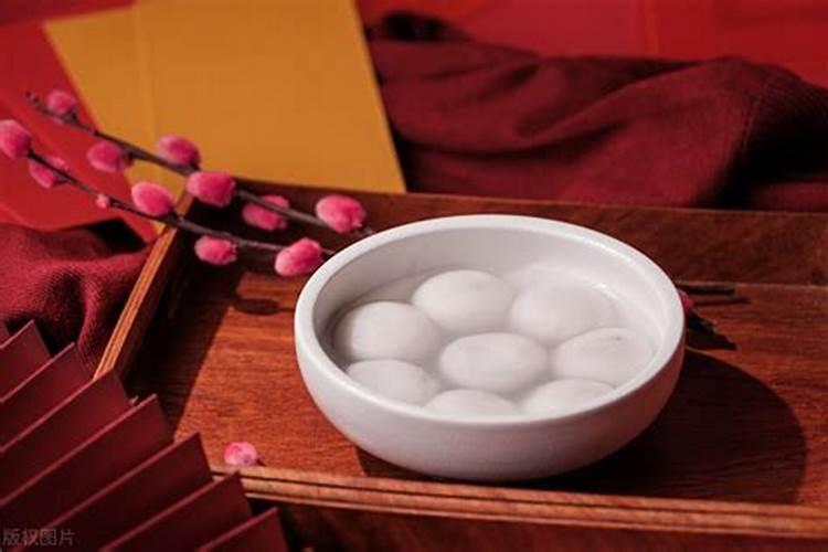 《杀夫的铁钉》的故事发生了什么？
