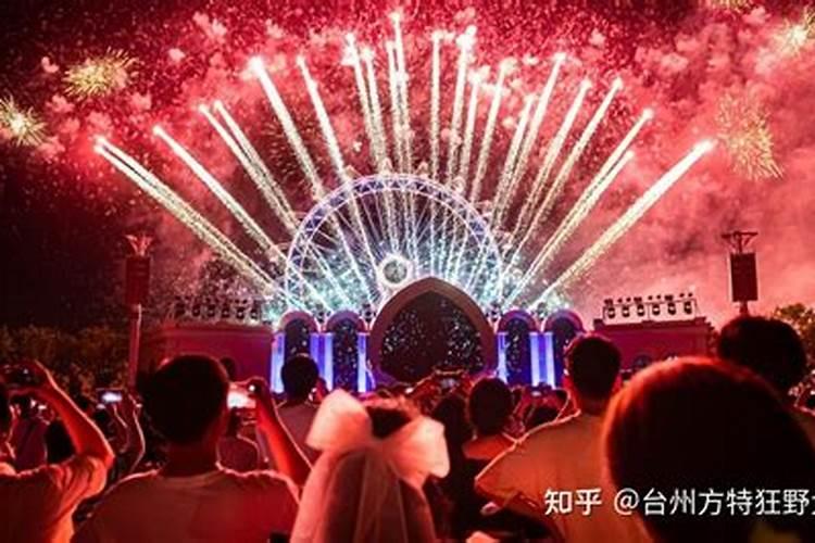 梦见烟花在空中绽放十分美丽