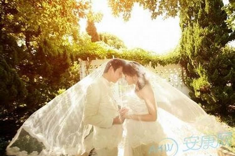 梦见老婆和别的男人在一起是什么意思