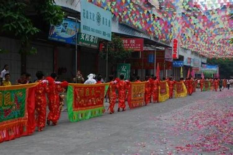 为什么每到过年潮汕街头就会烧纸钱