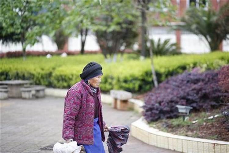 周公解梦梦见自己给己死的外婆抬棺材,还轻松不累