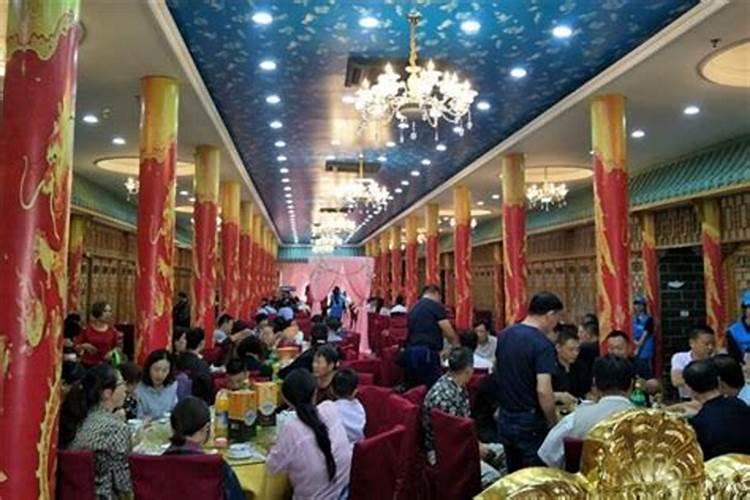 梦见好多人聚集在一起是什么意思