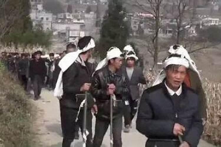 梦见别人家办丧事抬棺材出殡