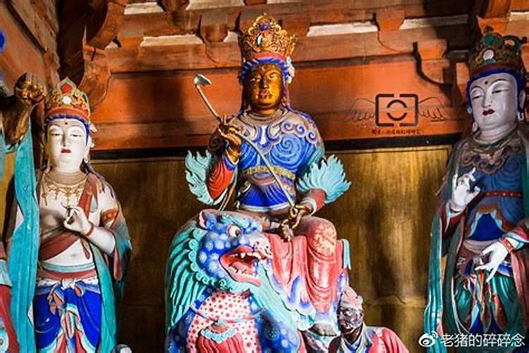 梦见大山里边有好多的坟地,然后走着走着就看到了一座寺庙？