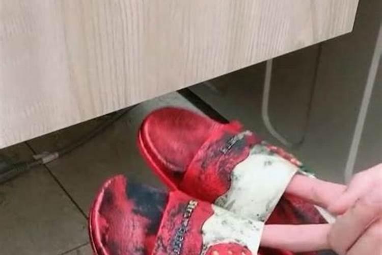 ...但我又听说,要是整整齐齐的把拖鞋放在床边也会~那该如何呢...