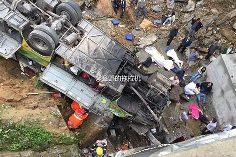 大巴司机突遭安全锤砸头,忍痛停车救下39名乘客,结果怎样？