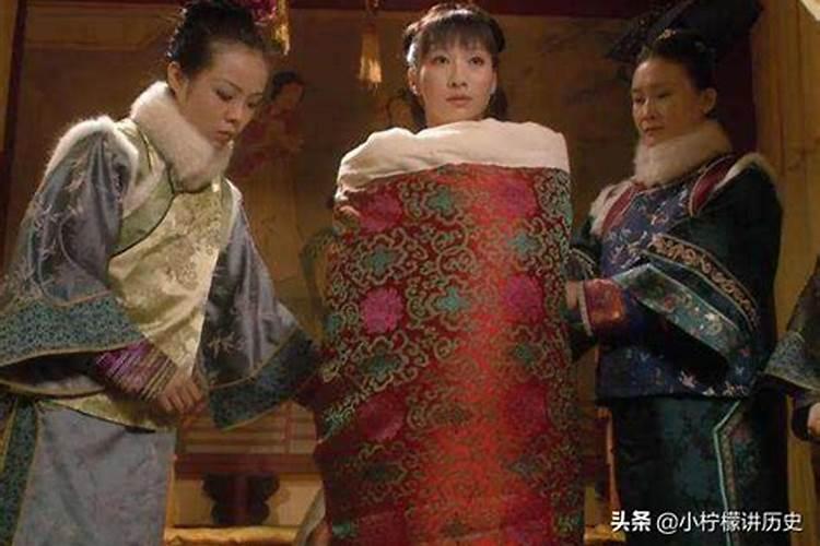 梦见披着被子回家找衣服穿