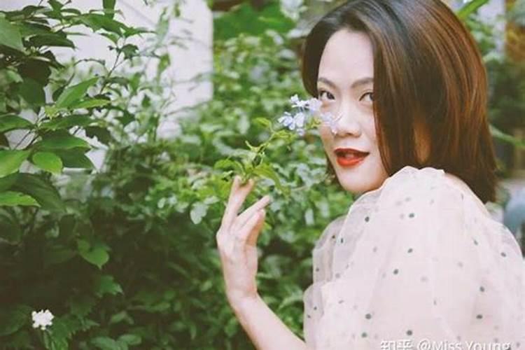 我来自贵州,是是一位普通80后宝妈的抖音自我介绍文案怎么写？