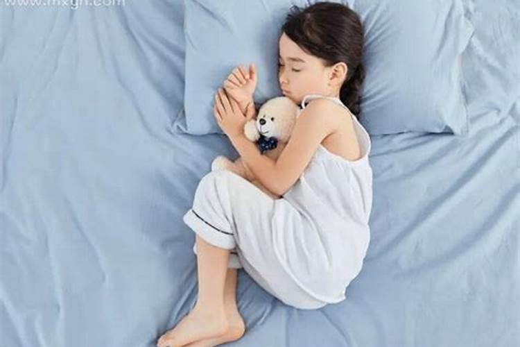 梦见一位多年不联系的女的抱着儿子来找我,我就在前跑她两口子在后边追我...