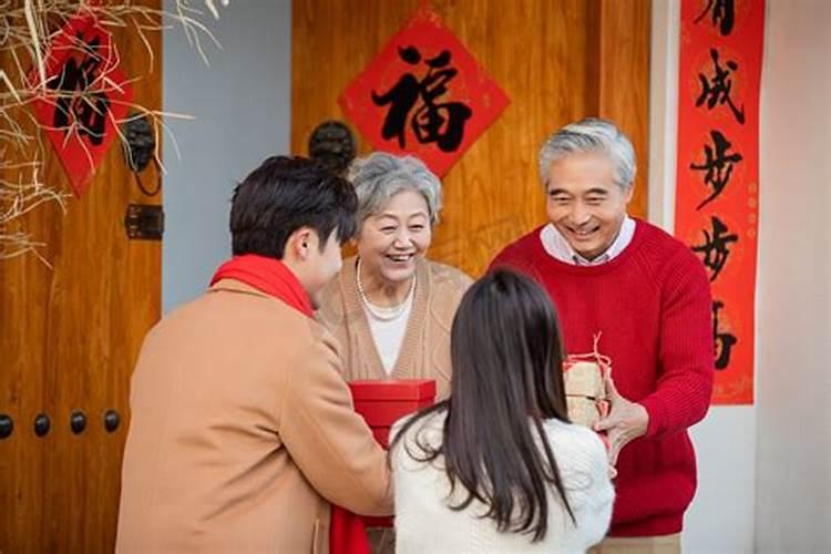 梦见跟家里人去看死去的爷爷
