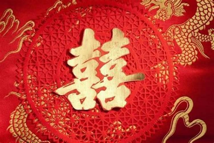 女性办公桌上摆放风水