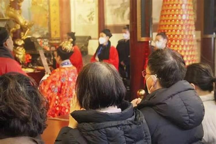 梦见吃青苹果代表什么梦见吃青苹果是什么预兆解梦