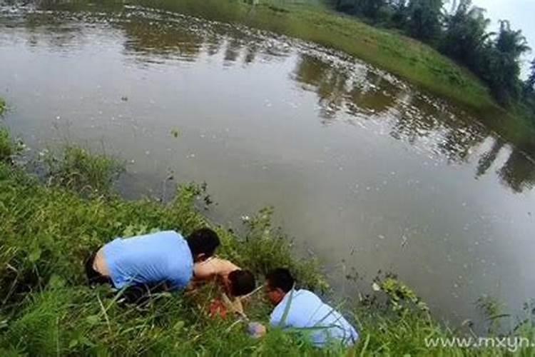 梦见有人落水是什么意思