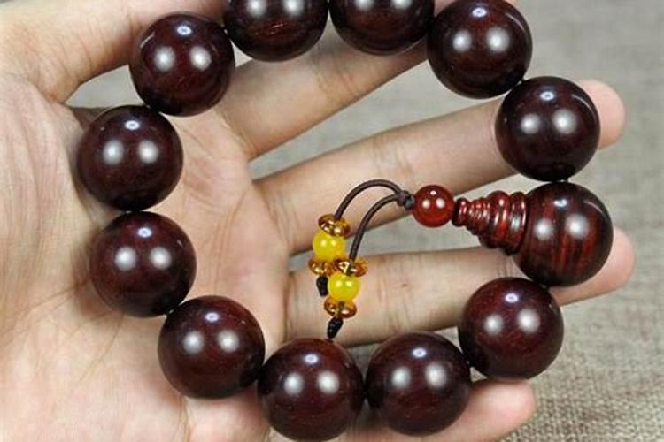 中元节晚上在街上烧纸,穿红衣服是可以辟邪吗？有这种说法吗？