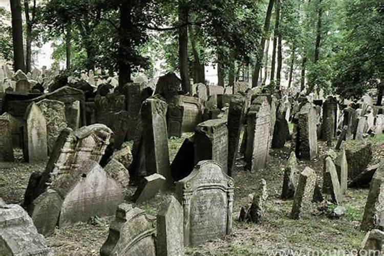 梦见坟和死人是什么意思 梦见坟和死人的含义