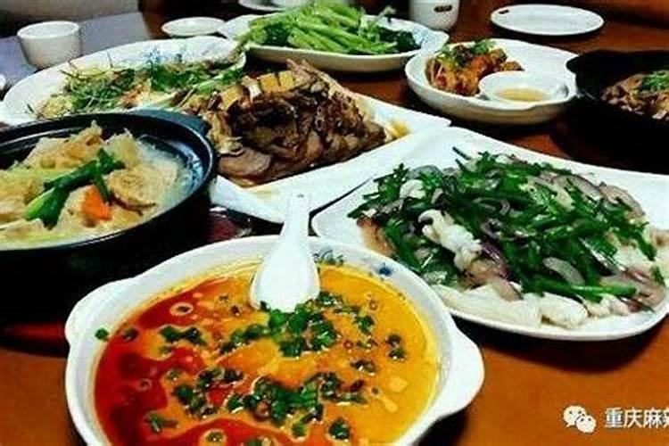 梦见吃饭菜不够吃
