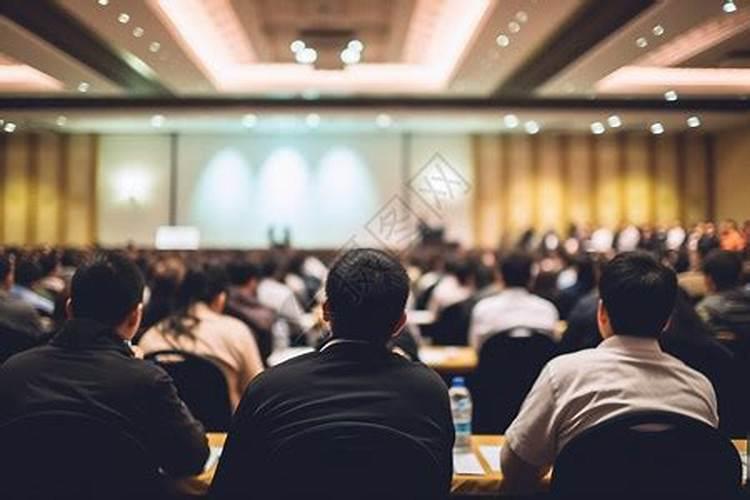梦见很多人开会是什么意思 梦见很多人开会的寓意