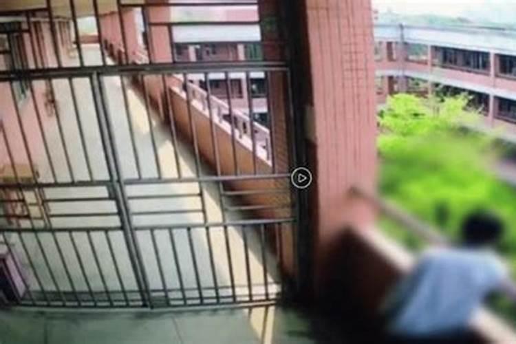 瓦房东面接平房好吗