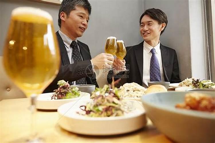 梦见我和很多邻居一起吃饭的预兆