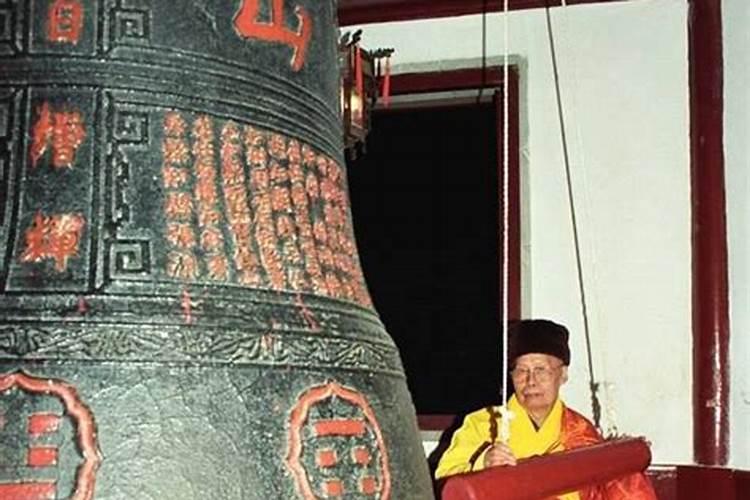 暮钟晨鼓什么意思