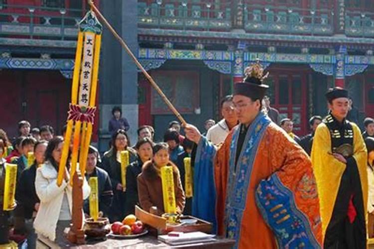 梦见坐车翻了车又起来了