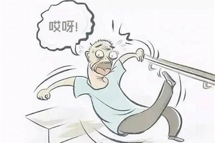 女人梦见老人摔倒