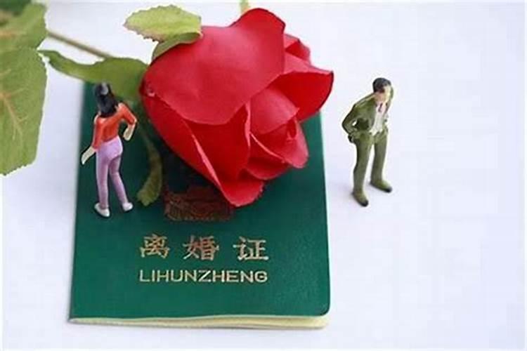 男人梦见蛇缠身是什么预兆 意思