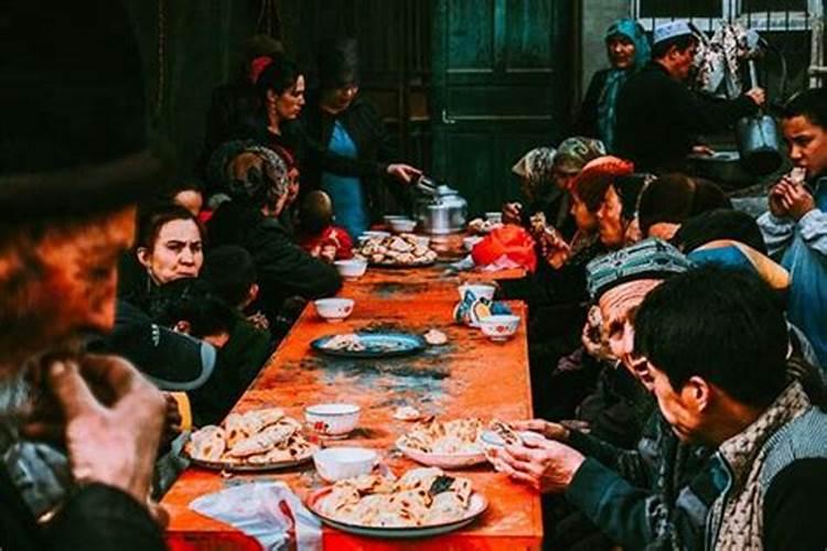 梦见奶奶家去了好多亲戚,哪好多肉像过年一样