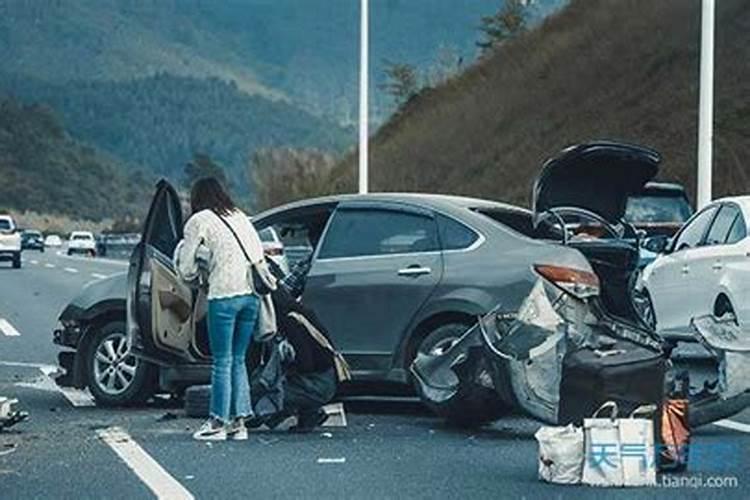梦到车祸死人现场很惨 梦到车祸死人现场很惨是什么意思36