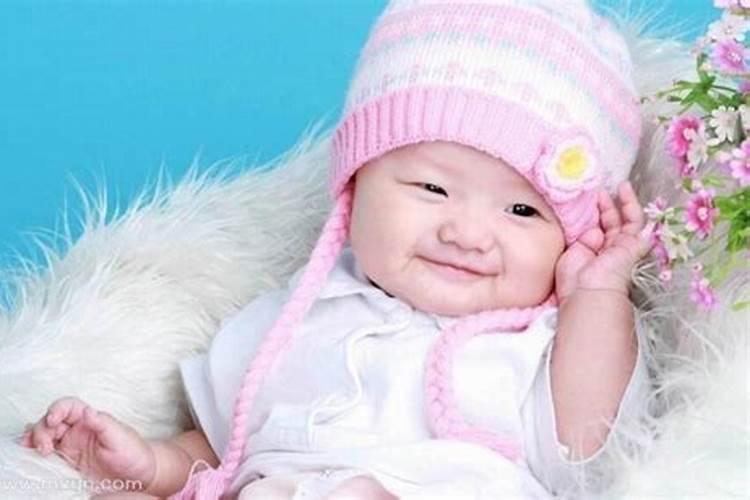 昨晚梦见自己预产期的老婆生了一个很漂亮乖巧的女儿,女儿生下来后特
