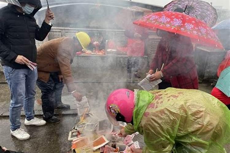 东北七月十五上坟买什么供品好 东北七月十五上坟适合买什么