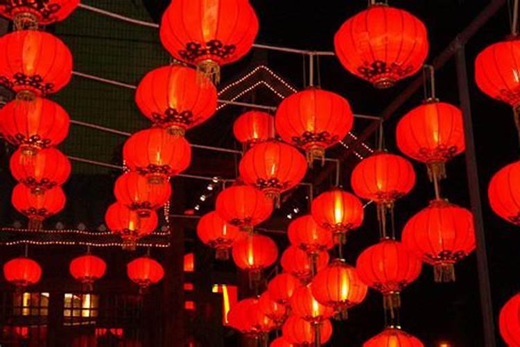 玩花灯也是中秋节的重要习俗,通常中秋节什么人之间玩花灯？