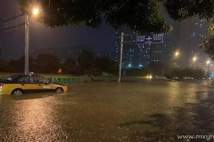 梦见厕所水溢满地是什么意思