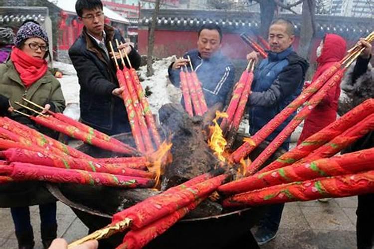正月初一烧香上香有哪些禁忌 点香不朝向地面
